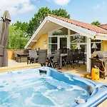 Ferienhaus Garden View Holiday Home in V ggerl se with Sauna *